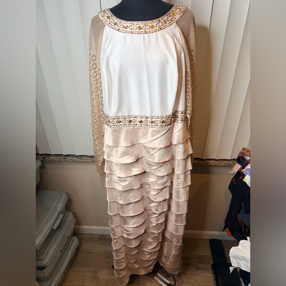 Jessica Howard two-tone tiered shantung column gown ivory champagne beading Sz18